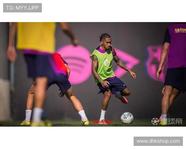 拉菲尼亚抵达马德里为球队助威 拉菲尼亚抵达马德里为球队助威